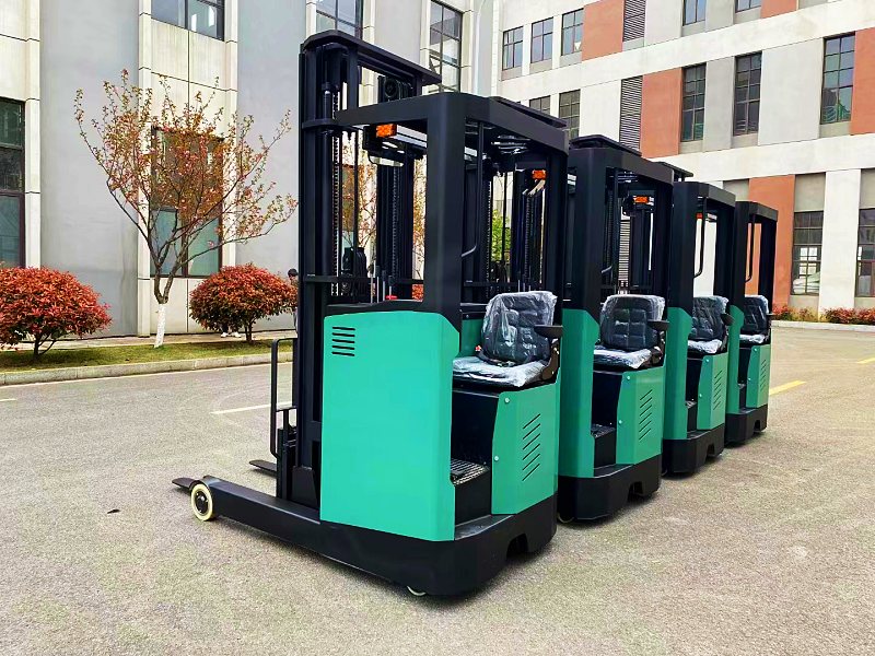 seated electric reach trucks