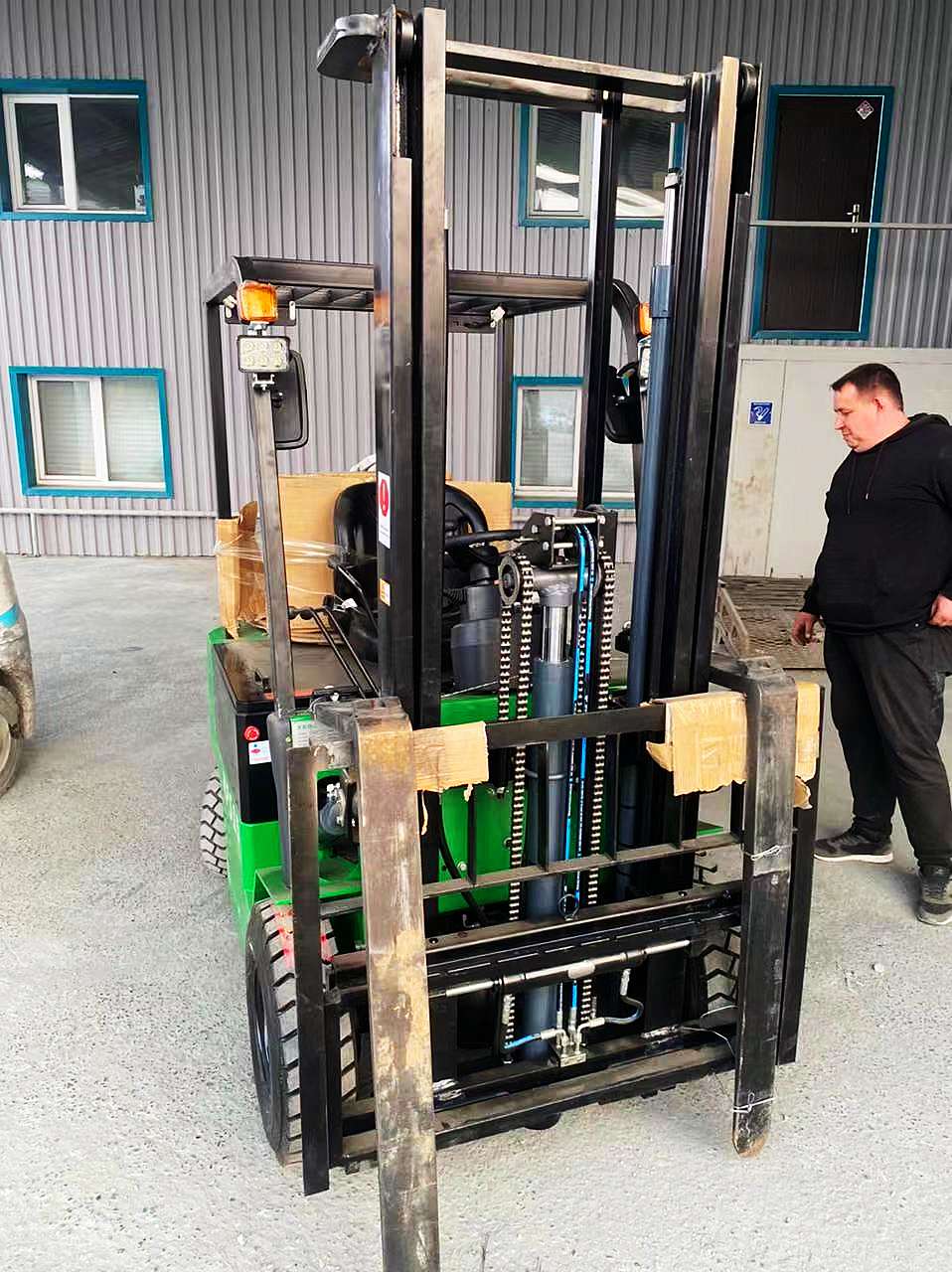 NEOlift electric forklift in Russia